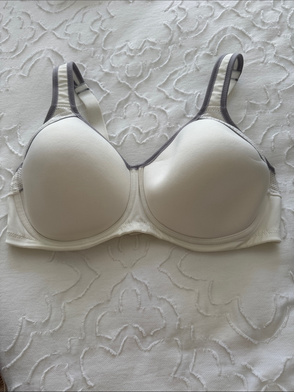 Wacoal contour sports bra. T-Shirt Bra in Cream with Gray Trim
Tag was removed